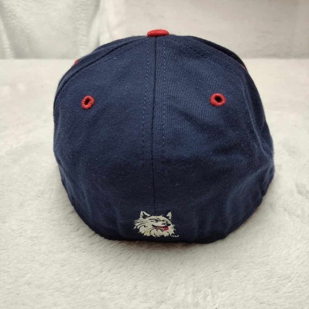 UConn Huskies New Era Hat Cap Fitted Mens 7 1/4 Blue Embroidered NCAA Basketball